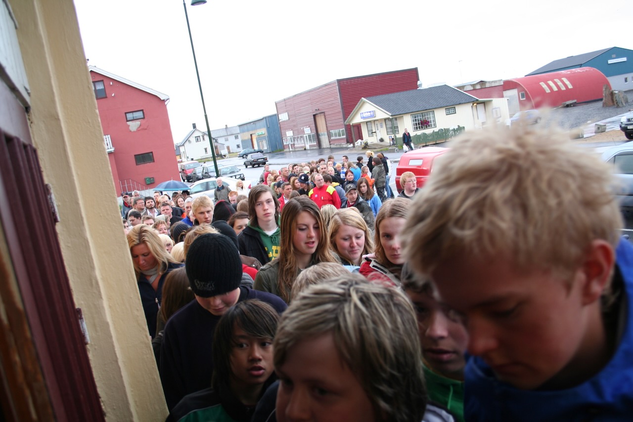 Folk gikk mann av huse for å se premieren på *Åpne sår*. Her køen på vei inn.